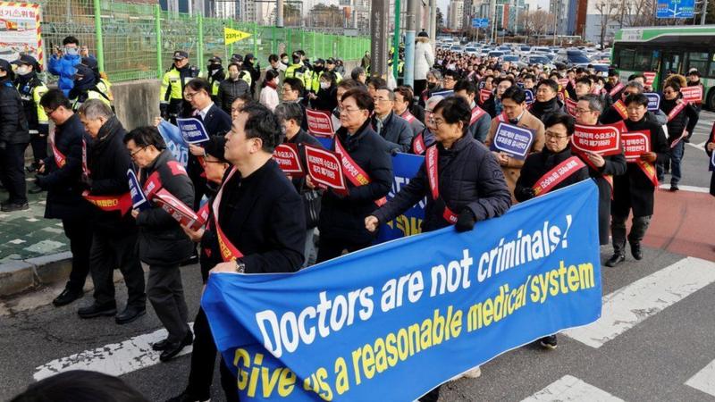 दक्षिण कोरियामा हजारौँ चिकित्सक हडतालमा, काममा नफर्किए पक्राउ गर्ने सरकारको चेतावनी